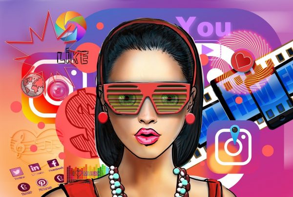 imagen de una mujer sobre distintos logos de redes sociales relacionadas con el marketing experiencial
